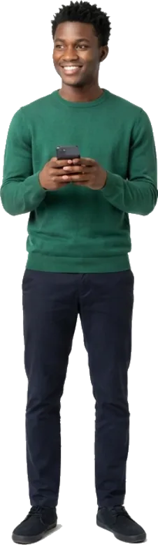 Un utilisateur souriant, téléphone à la main